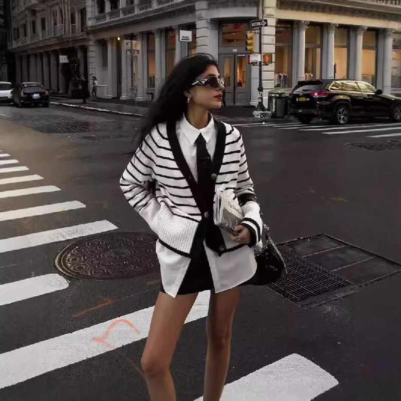 IKEARLAX 2025 Europe, America autumn and winter new fashion versatile V-neck striped knitted cardigan sweater small fragrant striped jacket Oversized Loose Flowy IKEARLAX 2025 Europe, America autumn and winter new fashion versatile V-neck striped knitted cardigan sweater small fragrant striped jacket Oversized Loose Flowy